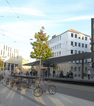 Geschaeftsraeume der LNVG von aussen mit Bahnhaltestelle